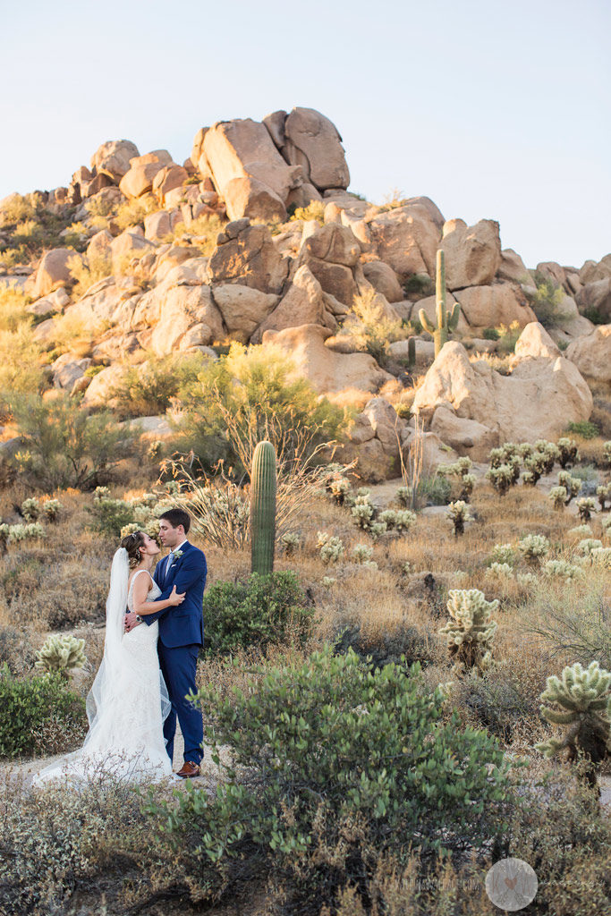 Romantic portraits with the bride and groom.